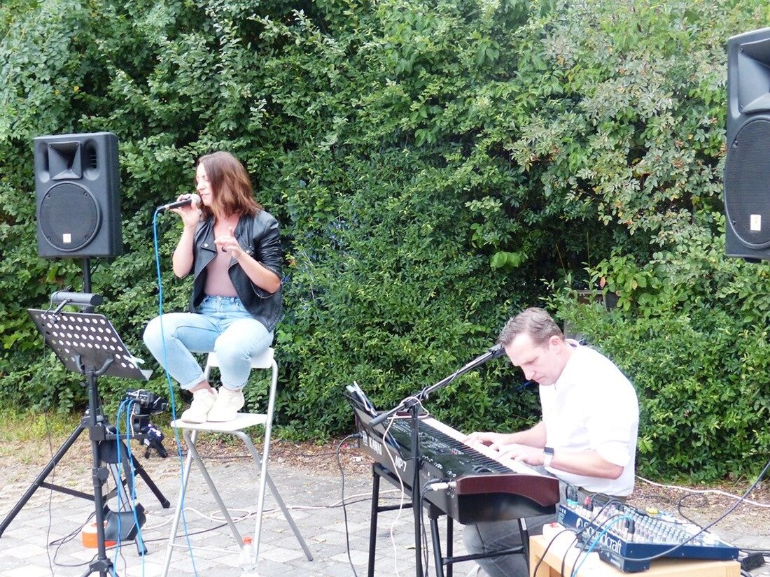Neudorf. Aus einer Schnapslaune heraus entstand eine Veranstaltung, die sehr gut ankam und die Besucher anlockte. Tina Trummer, bekannt aus Voice of Germany, sowie der Neidaffer Plattlclub, ebenfalls mit Fernseherfahrung [&hellip;]