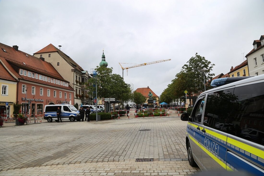 Tirschenreuth. Zum Wahlkampfauftakt und Kundgebung der AfD in Tirschenreuth versammelten sich wenige Meter weiter auch einige Gegendemonstranten. Es blieb auf beiden Seiten friedlich. 