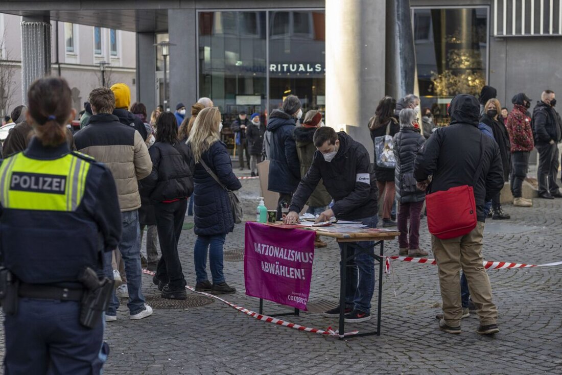 Weiden. Die gestrige Kundgebung unter dem Motto „Wer mit Nazis marschiert, hat in der Pandemie nichts kapiert“ hat die notwendigen Unterschriften für einen Bürgerantrag an die Stadt eingebracht.