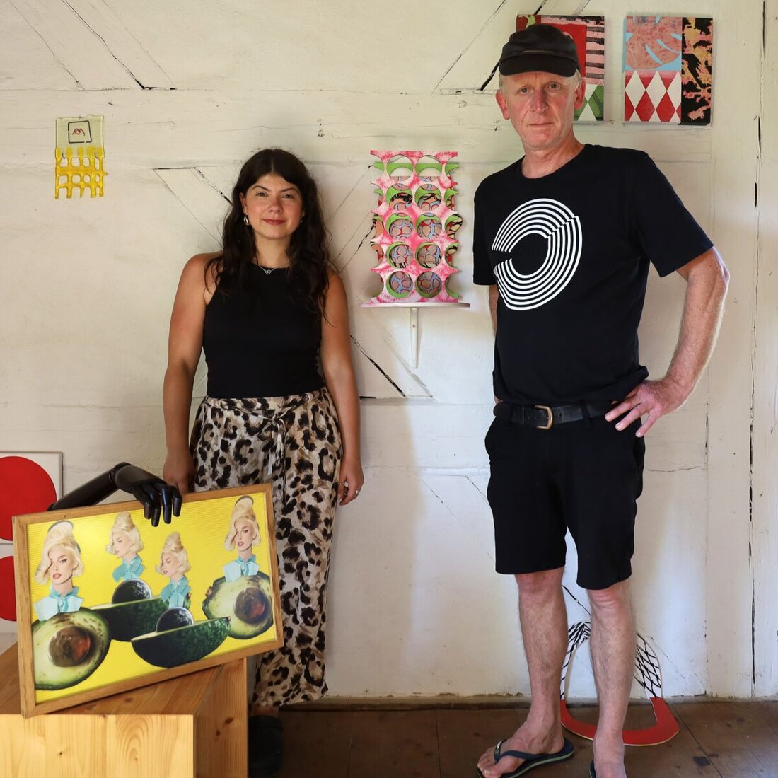 Neustadt. Am 18. Juli 2025 fand eine Vernissage des Kunst- und Kulturvereins Hausfluss e. V. in der Alten Schießstätte statt, mit Werken von Lina Schobel und Claus Meier.