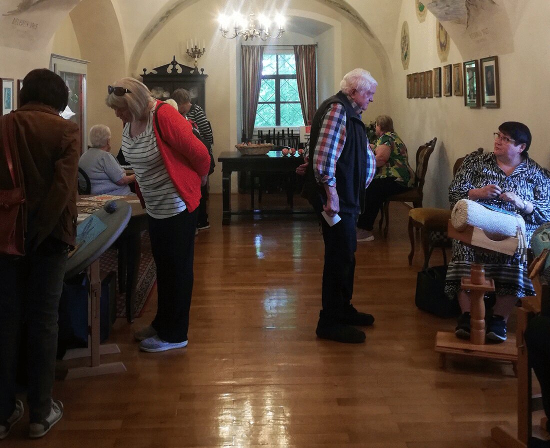 Windischeschenbach. Am 1. Juni 2025 feierte der Oberpfälzer Waldverein in Windischeschenbach mit einem Schau-Klöppeln das 40-jährige Bestehen des Waldnaabtal-Museums. Besucher konnten die Kunst des Klöppelns erleben und verschiedenste handgefertigte Schmuckstücke bewundern und erwerben.