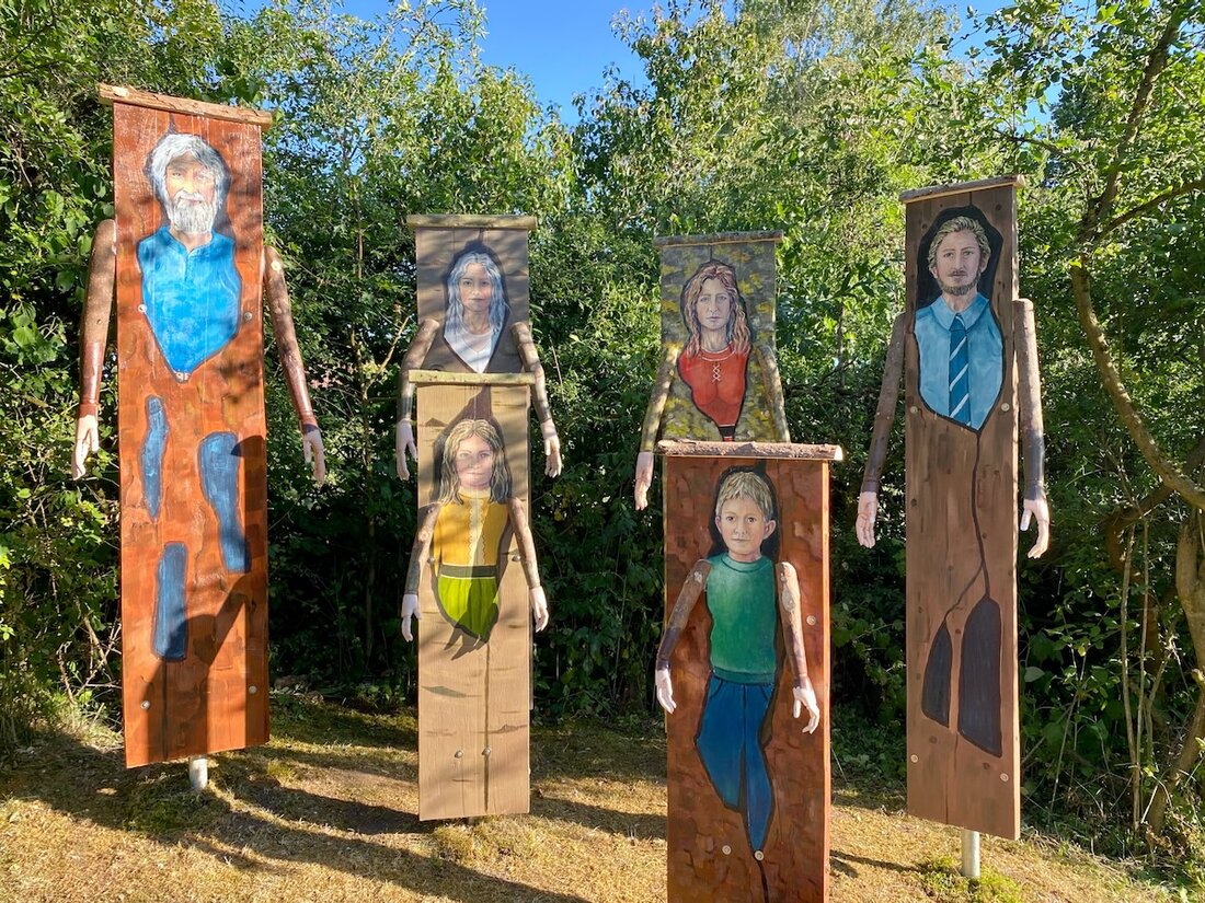 Eckertsfeld. Die neue Outdoor-Galerie auf dem Wunderhof bietet Kunst und Natur rund um die Uhr, abhängig von Licht und Wetter, kostenlos für Besucher. Es werden Werke von Evi Steiner-Böhm ausgestellt, die sich ständig durch Umwelteinflüsse verändern.