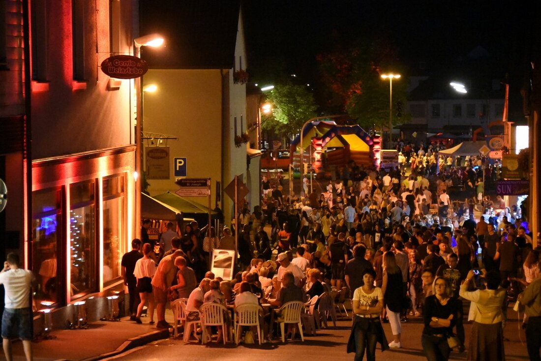 Neustadt/WN. Die “Kunst&amp;Rotlicht” Nacht in Neustadt macht dem Vorbild “Kunstgenuss bis Mitternacht” aus Weiden ganz schön Konkurrenz. Tausende Besucher strömten am Freitag in die kleinste Kreisstadt Bayerns. Soviel ist sonst [&hellip;]