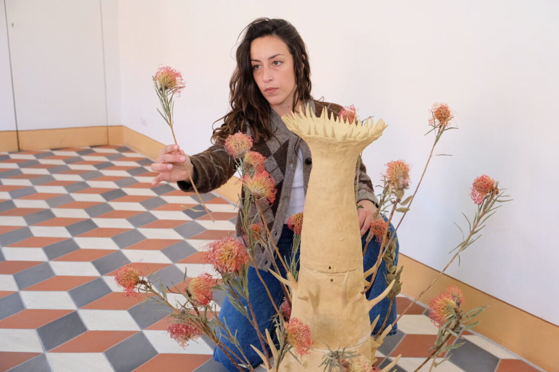 Speinshart. Nichts hat Bestand. Mit dieser Kernaussage setzt sich die spanische Künstlerin Sara Mayoral in den Klostergängen mit der Fragilität des Lebens auseinander. Es ist die Botschaft über die Sinnlosigkeit irdischer Bestrebungen, die seit Sonntag hinter Klostermauern die Besucher der Kunstausstellung „el buen morir“ erwartet. 