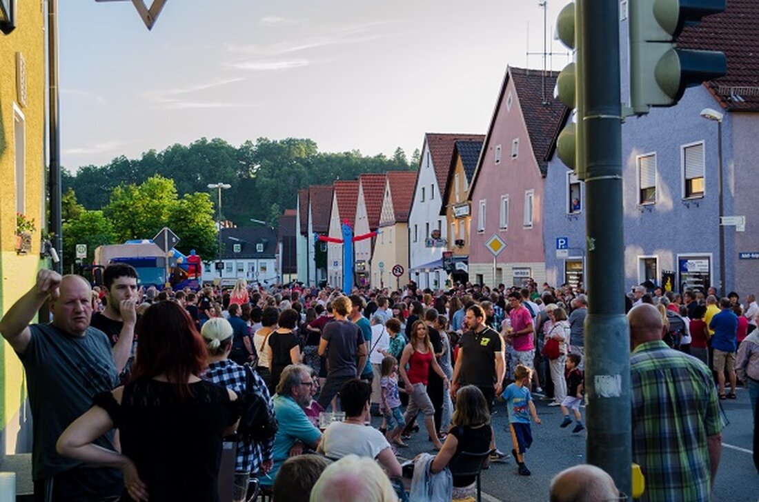 Neustadt/WN. Ob Kunstausstellung, Feuershow, Schuhplattln oder DJ-Musik –  bei “Kunst&amp;Rotlicht” am vergangenen Freitag war für jeden etwas dabei. Die lauschigen Temperaturen hielten zahlreiche Besucher bis spät Abends in der Stadt. [&hellip;]