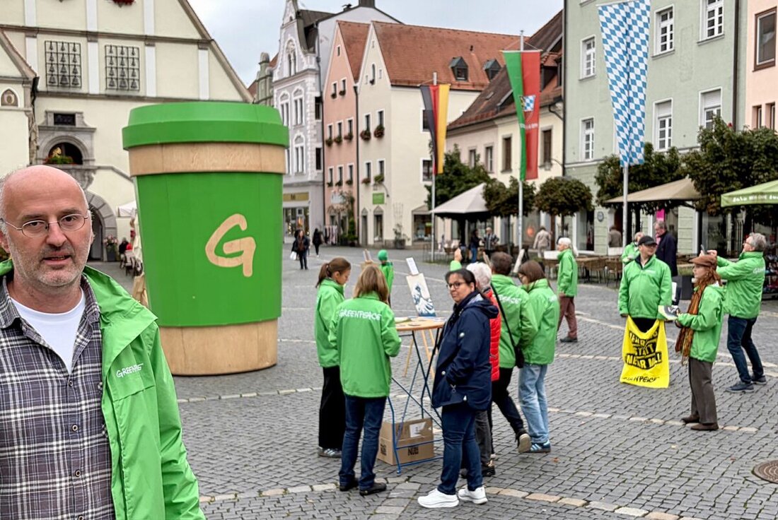 Weiden. Greenpeace zeigte am Oberen Markt eine Wanderausstellung mit riesigem Mehrwegbecher und fordert weniger Einweg sowie eine Verpackungssteuer, gestützt durch das Urteil vom Januar 2025.