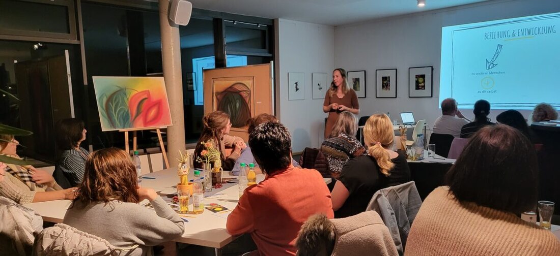 Mitterteich. Die Ausstellung Innere Bilder im Museum zog zahlreiche Gäste an und endete mit einem Vortrag zum Thema Glück. Farbenstarke Werke von Gertraud Fischer und drei Vorträge zu Glück und kreativen Therapien begeisterten.