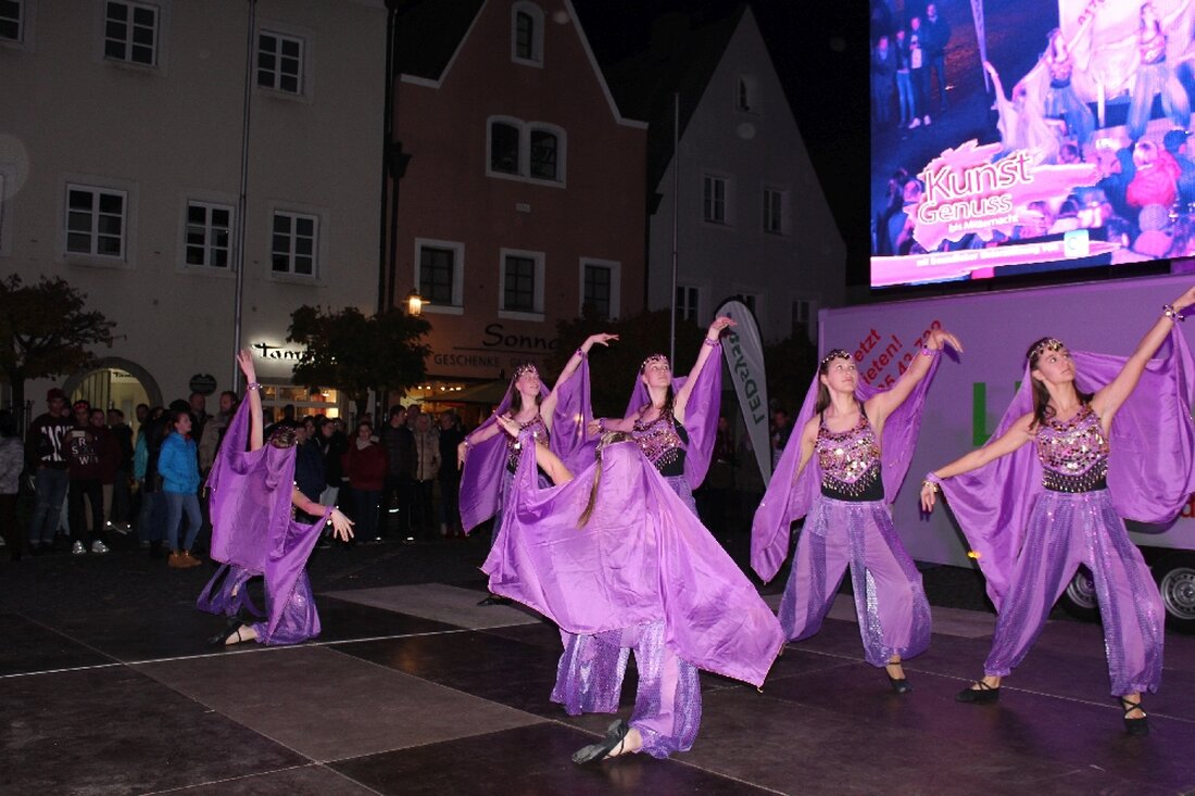 Weiden. Auch in diesem Jahr findet wieder der „Kunstgenuss bis Mitternacht“ in Weiden statt. Am Abend des 27. Oktobers 2017 können Kunstbegeisterte von 18.00 bis 24.00 Uhr verschiedenste Ausstellungen und Lesungen [&hellip;]