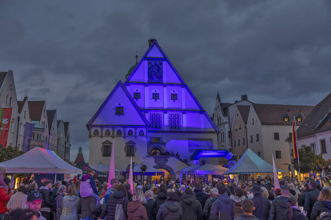Weiden. "Kunstgenuss bis Mitternacht" verzaubert Weiden am 25. Oktober 2023 von 18.00 bis 24.00 Uhr mit Kunst an 41 Stationen und einem vielfältigen Bühnenprogramm.