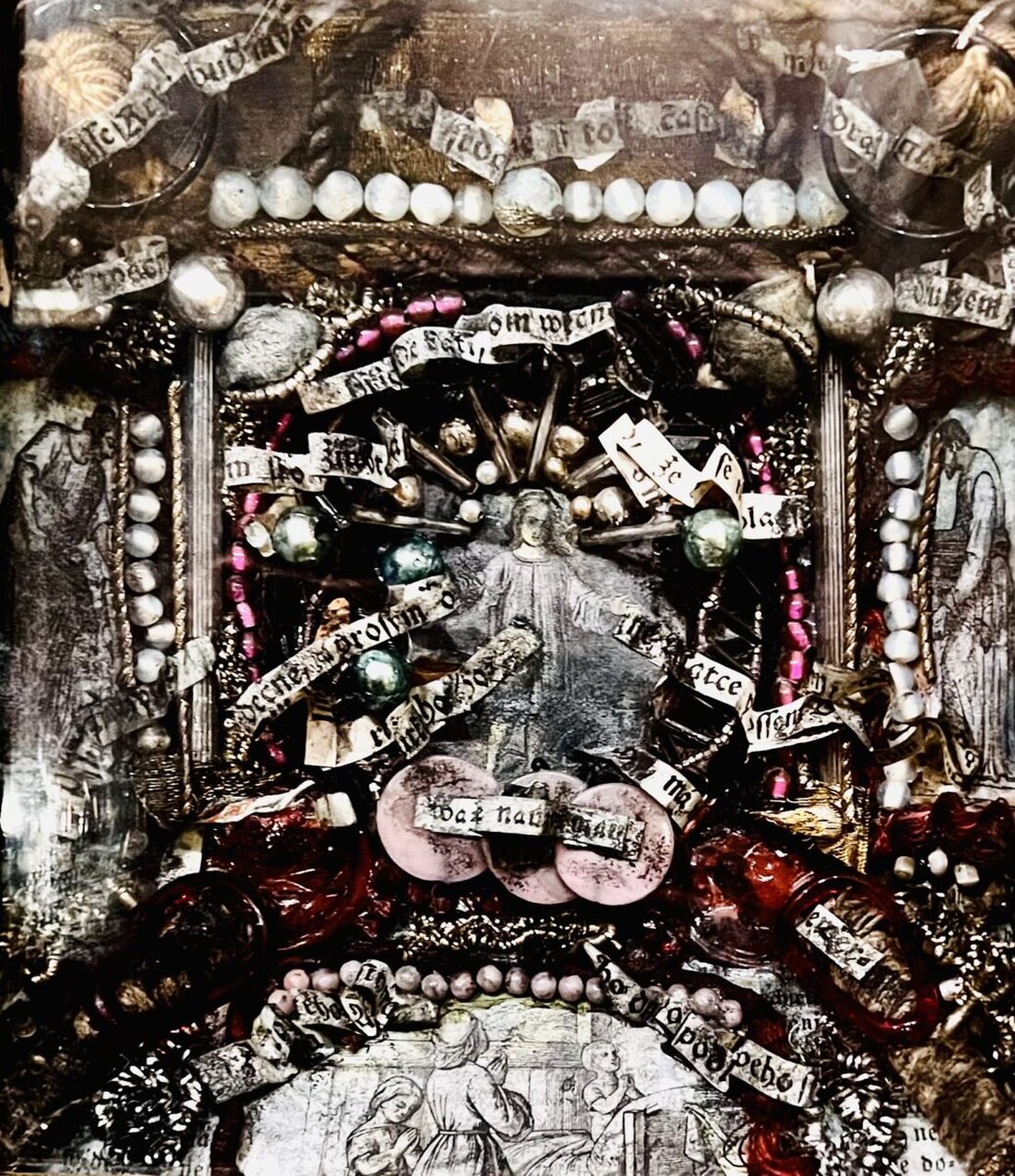 Kloster Speinshart. Eine Ausstellung zeigt filigrane Golddrahtarbeiten als "Klosterarbeiten", ergänzt durch Leihgaben aus dem Freilandmuseum Oberpfalz.