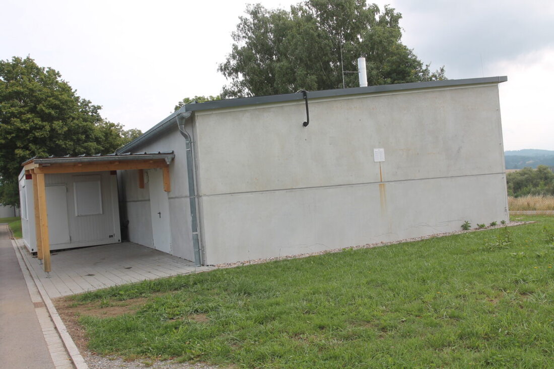 Floß. Mahdi Neyazi, ein afghanischer Asylbewerber, wurde einstimmig beauftragt, die Fassade der Heizzentrale mit Sportmotiven zu gestalten. Der Marktgemeinderat sieht darin eine Aufwertung und hält es für eine sinnvolle Maßnahme.