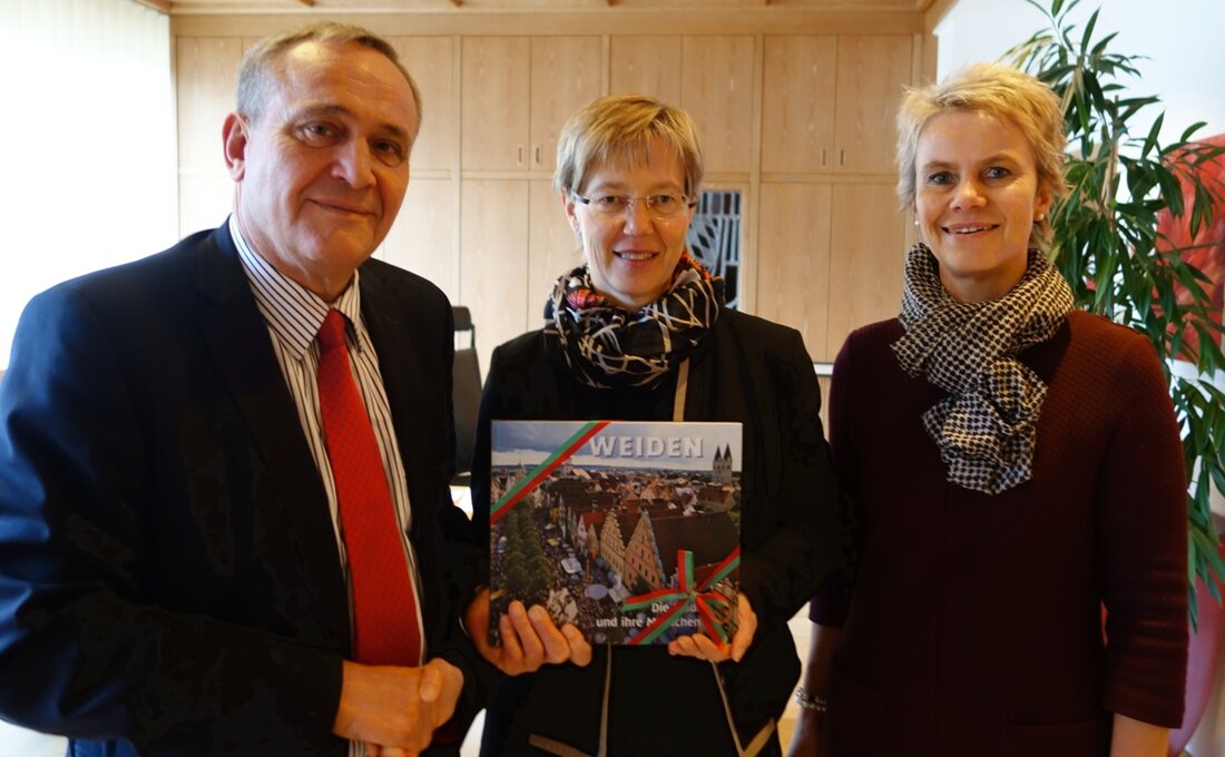 Weiden. Mit ihr ist die Führugsriege im Schulamt komplett: Beatrix Hilburger ist neue stellvertretende fachliche Leiterin. Beim Antrittsbesuch stellte sich die neue Schulrätin bei Weidens Oberbürgermeister vor. Ihre Kollegin und [&hellip;]