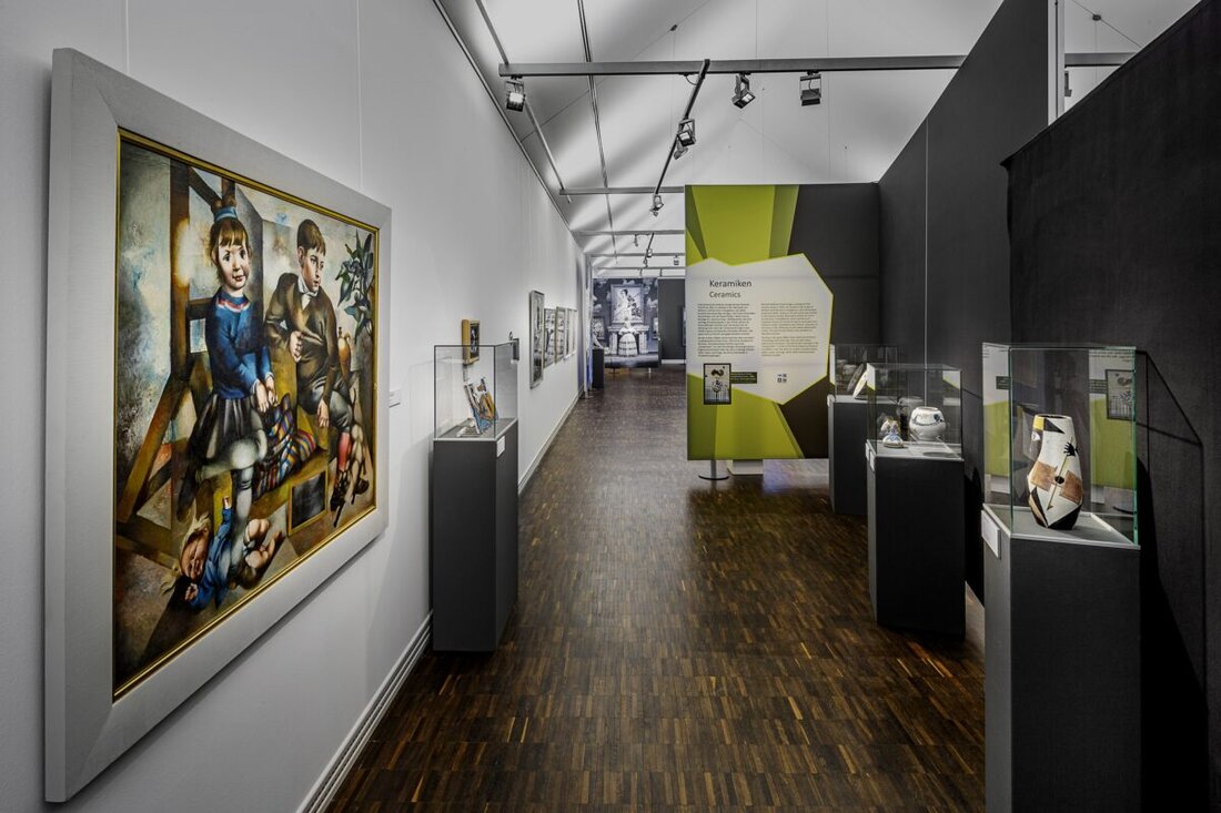 Amberg. Das Stadtmuseum bietet in den Sommerferien öffentliche Führungen durch die Sonderausstellung „Köpfe. Zeiten. Geschichte(n).“ zu Michael Mathias Prechtl an, der 2026 seinen 100. Geburtstag gefeiert hätte.