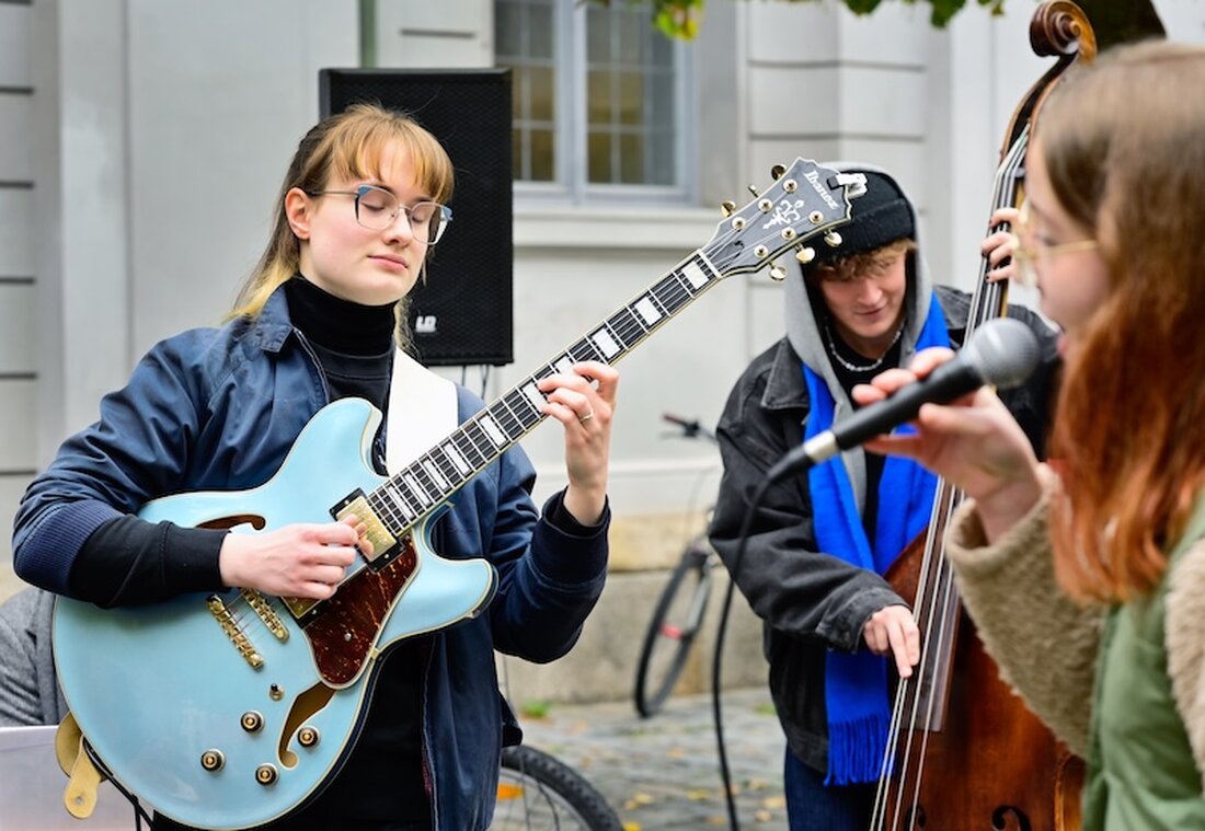 Amberg. Das Festival Jazzarise startet am Samstag, 10. Oktober 2026, um 10.30 Uhr mit einem interaktiven Jazzspiel der Combo des Landes-Jugendjazzorchesters Bayern auf dem Marktplatz, bei Regen im Lesecafé der Stadtbibliothek.