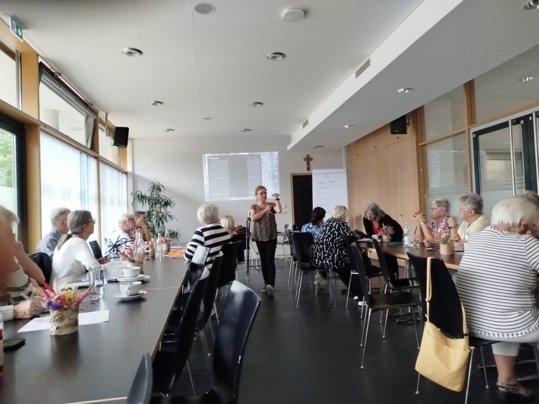 Weiden. Am Montag, 5. Oktober 2026, lädt die Reihe „Mitmachen & Ausprobieren“ von 14 bis 16.30 Uhr zur Handysprechstunde ins Café Mitte ein, wo Seniorinnen und Senioren Fragen zu Smartphone, Apps und Sicherheit klären können.