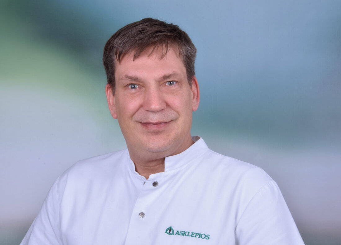 Maxhütte-Haidhof. Am 17. Februar informiert ein kostenloser Vortrag über nicht-operative Therapien bei Kniearthrose. Die Veranstaltung von Asklepios Klinik und vhs richtet sich an Menschen mit Knieproblemen.