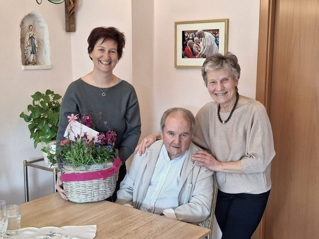 Neustadt/WN. Die designierte Bürgermeisterin Tanja Kippes gratuliert Elisabeth und Johann Eiszrich zur goldenen Hochzeit am 2. April 2026.