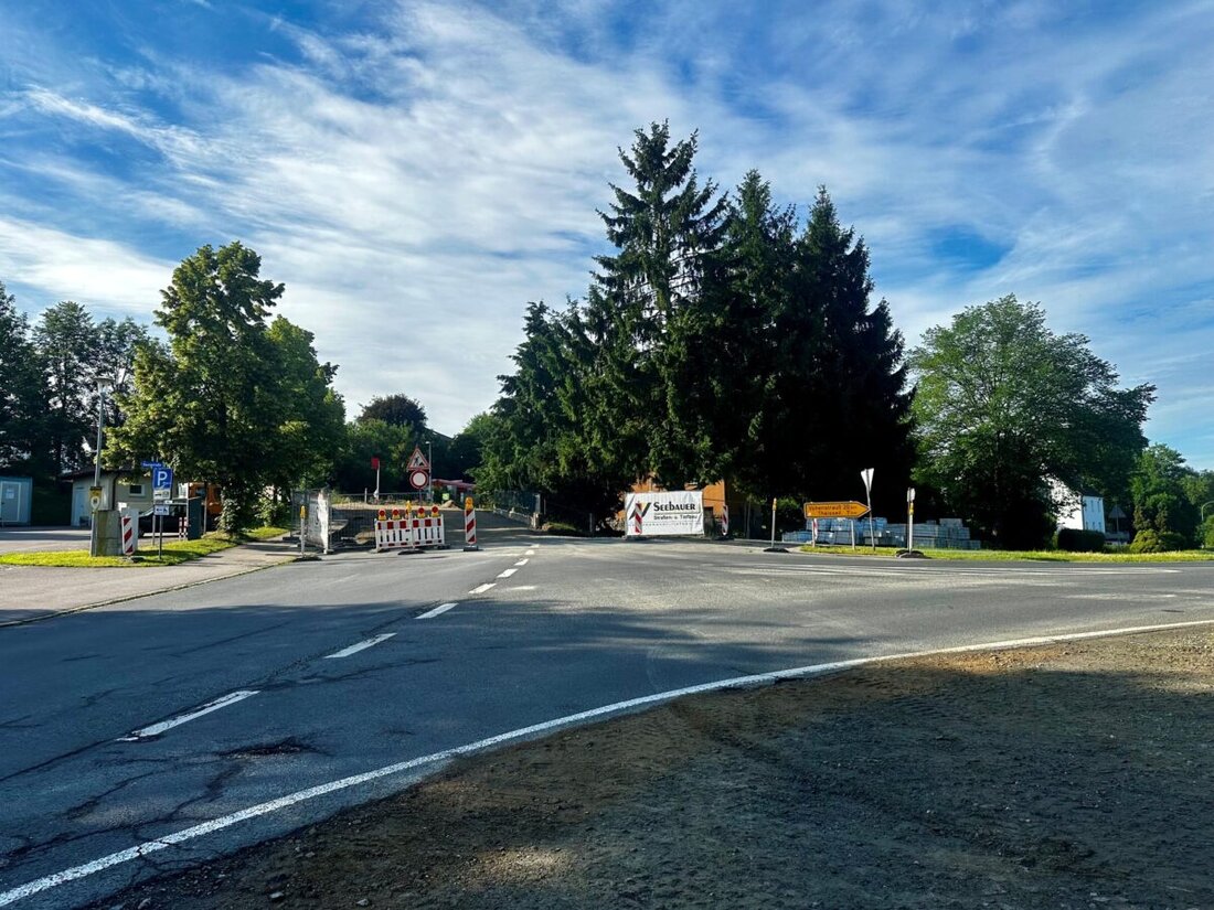 Neustadt/WN. Ab 22. Juni 2026 wird der Kreuzungsbereich Georgstraße/Zacharias-Frank-Straße/Felixallee voll gesperrt. Grund: Kanal- und Wasserarbeiten.