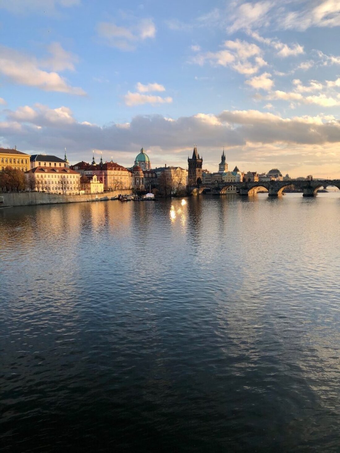 Weiden. Der Städtepartnerschaftsverein lädt am Samstag, 24. Oktober 2026, zur Tagesfahrt nach Prag ein. Stadtführung durch Altstadt und Jüdisches Viertel sowie Mittagessen, Anmeldeschluss ist 14. Oktober 2026.