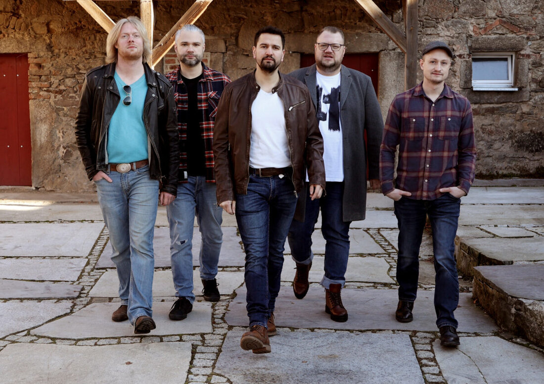 Windischeschenbach. Im Schafferhof rocken die Coasters am Freitag, 2. Oktober 2026, ab 20 Uhr, Support liefern The Commitment Brothers and Sisters aus Regensburg, die Show ist unbestuhlt, Eintritt 16 €.