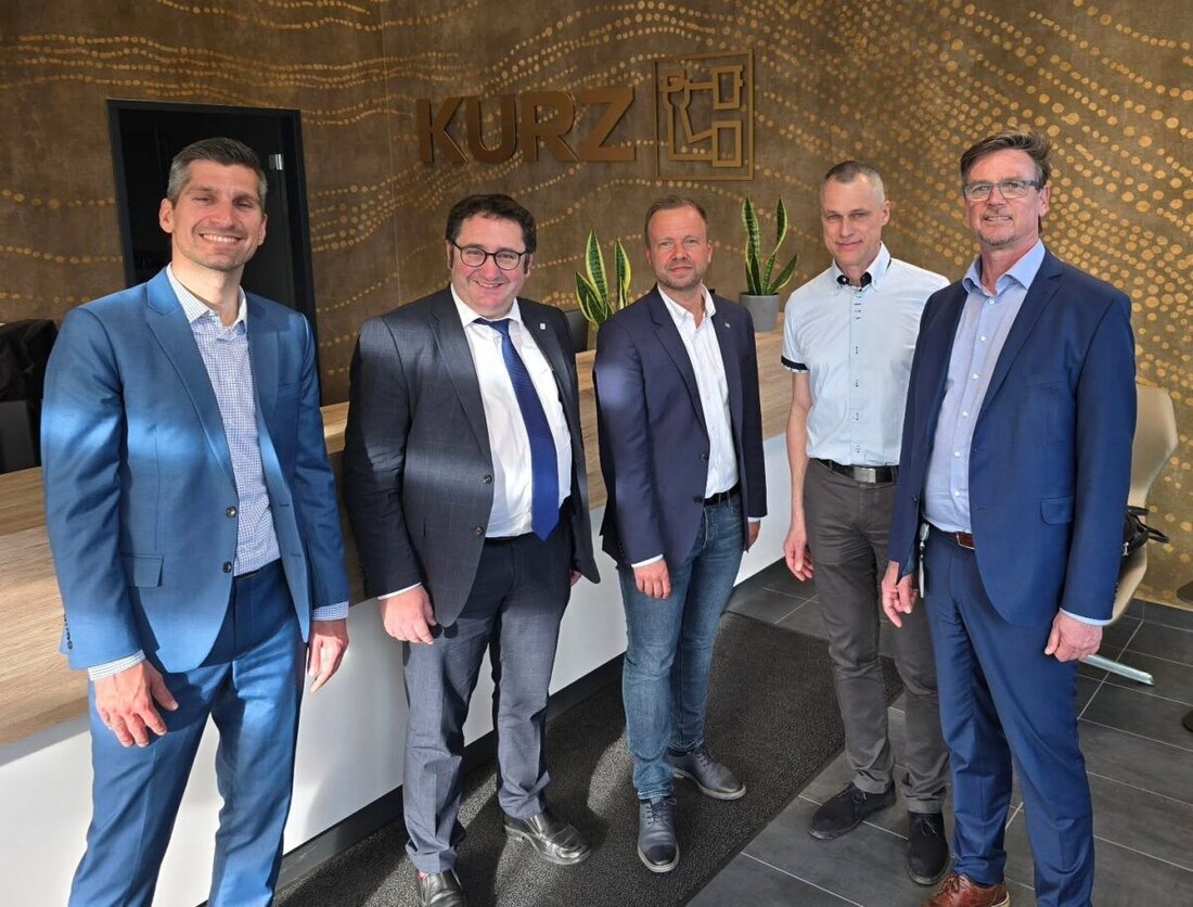 Sulzbach-Rosenberg. Bei einem Betriebsbesuch konnten sich die Landtagsabgeordneten Bernhard Heinisch und Tobias Gotthardt von der innovativen Technik und der weltweiten Bedeutung der Leonhard Kurz Stiftung & Co. KG überzeugen. Das Unternehmen, bekannt für seine Sicherheitsmerkmale auf Banknoten, beeindruckt durch seine globale Präsenz in über 80 Ländern.