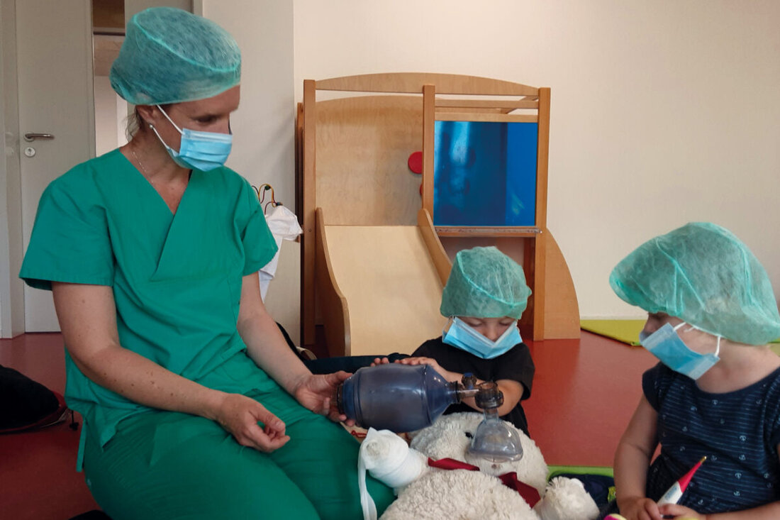 Regensburg. Das Projekt „Das Bärchen hat Bauchweh“ ermöglichte den Kindern des Johanniter-Kinderhauses „Purzelbaum“ einen Einblick in die Tätigkeiten von Ärztinnen und Ärzten
