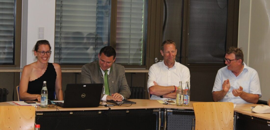 Schwandorf. Die Vollversammlung der Lokalen Aktionsgruppe Regionalentwicklung im Landkreis Schwandorf präsentierte erfolgreiche Projekte der letzten LEADER-Förderperiode und diskutierte Neuerungen für 2023-2027. Über 40 Projekte mit Fördersummen bis über 200.000 Euro wurden umgesetzt, darunter das Türmerhaus und die Sternwarte in Dieterskirchen.