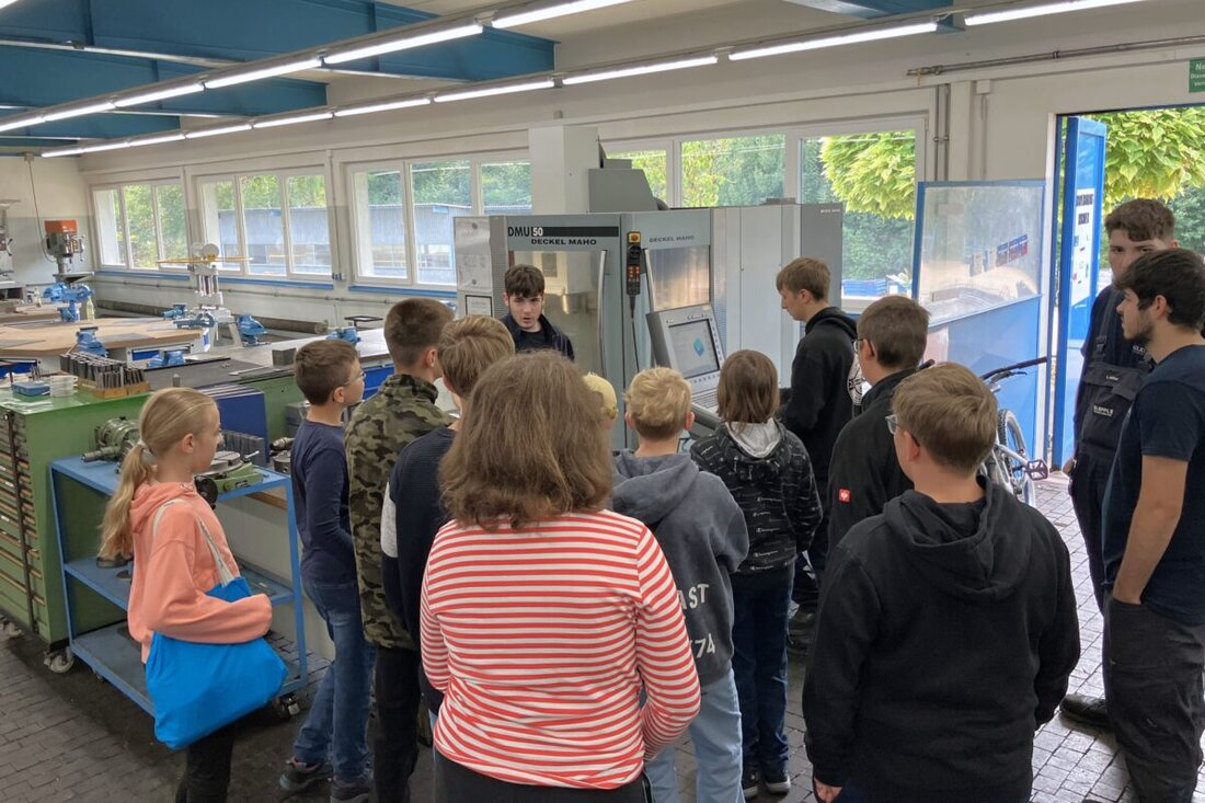 Teublitz. Im Sommerferienprogramm 2025 gab die LÄPPLE Automotive GmbH Einblicke in ihre Ausbildungswelt, einschließlich einer Werksführung und dem Bau einer LED-Taschenlampe.