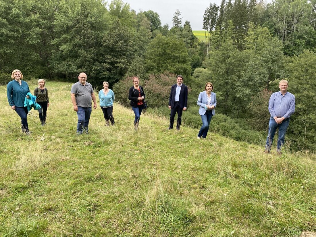 Botzersreuth. Die „Mädls“ lassen sich nur für einen ganz kurzen Moment sehen. Zu viele fremde Menschen. Das mögen sie nicht. Die fünf Limousin-Kühe, die das LBV-Projekt Kronmühle beweiden, machen auch [&hellip;]