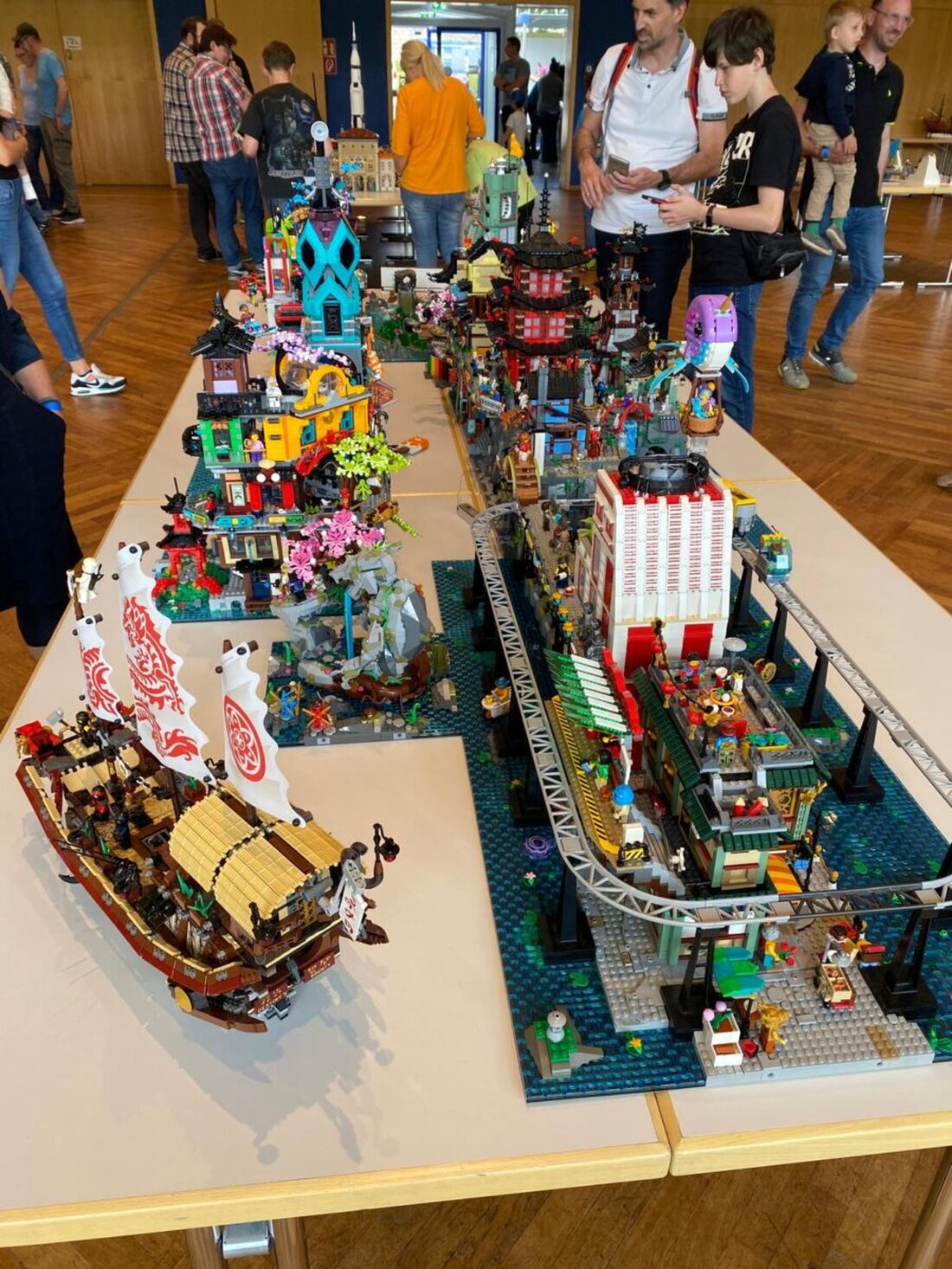Neustadt/WN. Die LEGO Ausstellung kehrt am 25. und 26. April in die Stadthalle zurück – größer und mit deutlich mehr Ausstellern. Familien dürfen sich auf kreative Modelle aus ganz Deutschland und noch mehr Gäste als zuvor freuen.
