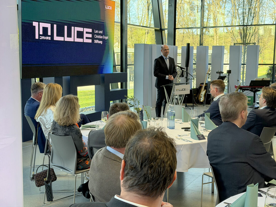 Weiherhammer. Die LUCE Stiftung feierte im Future Lab ihr zehnjähriges Jubiläum mit rund 60 Partnern aus Wirtschaft, Politik und Gesellschaft. Bayerns Finanz- und Heimatminister Albert Füracker würdigte die Arbeit.