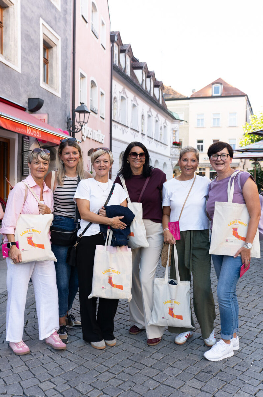 Amberg. Am Freitagabend war es endlich wieder so weit: Die 2. Amberger Ladies Night verwandelte die Innenstadt in eine lebendige Erlebniswelt für Frauen – und das bei traumhaftem Spätsommerwetter. Über 55 teilnehmende Betriebe aus Gastronomie, Einzelhandel und Dienstleistung sorgten für ein abwechslungsreiches und stimmungsvolles Programm.