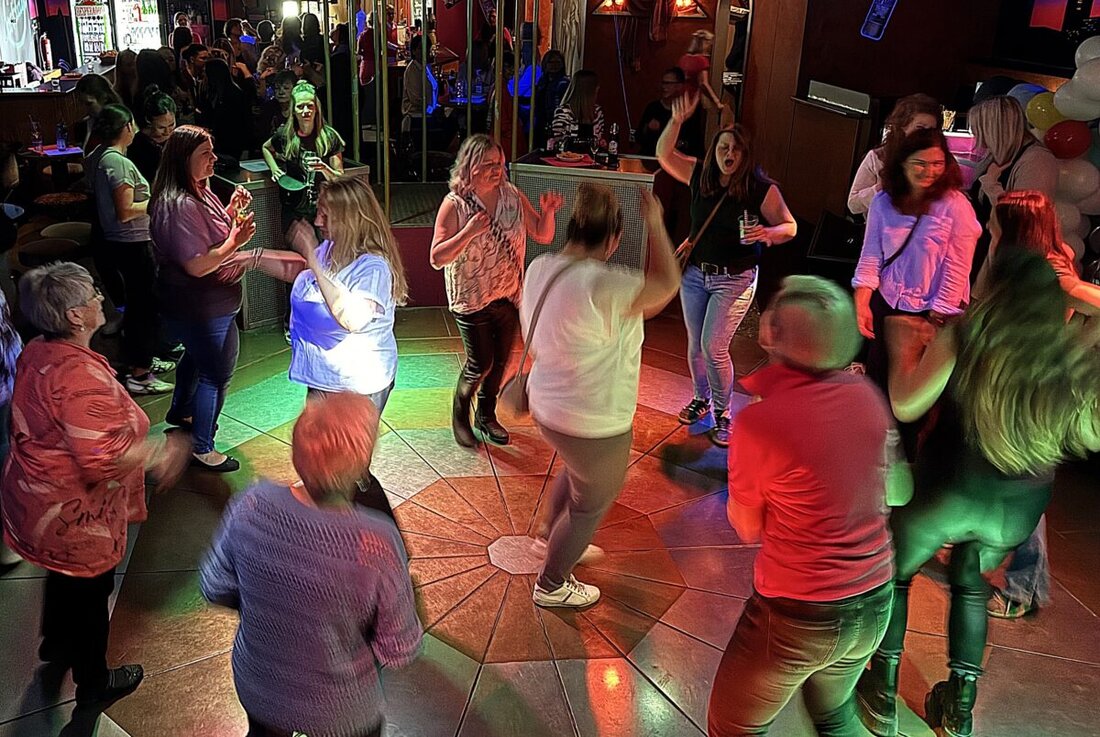 Schirmitz. Zum dritten Mal gab es im Heiglsaal die Ladies Night, zu der 80 Gäste feierten und Fußballspieler in „Baywatch-Kostümen“ für Stimmung sorgten.