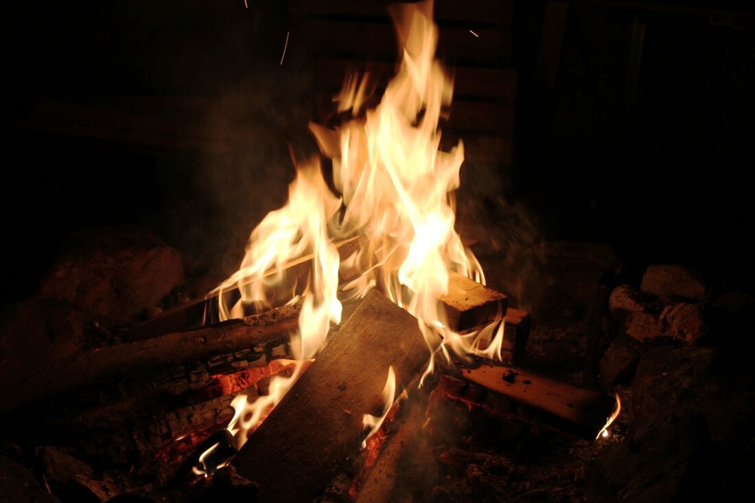 Schirmitz. Heute gegen 11.00 Uhr hat es in der Blumenstraße in Schirmitz gebrannt. Durch das beherzte Eingreifen einer Passantin konnte ein im Rollstuhl sitzender Rentner rechtzeitig aus dem Haus gebracht [&hellip;]