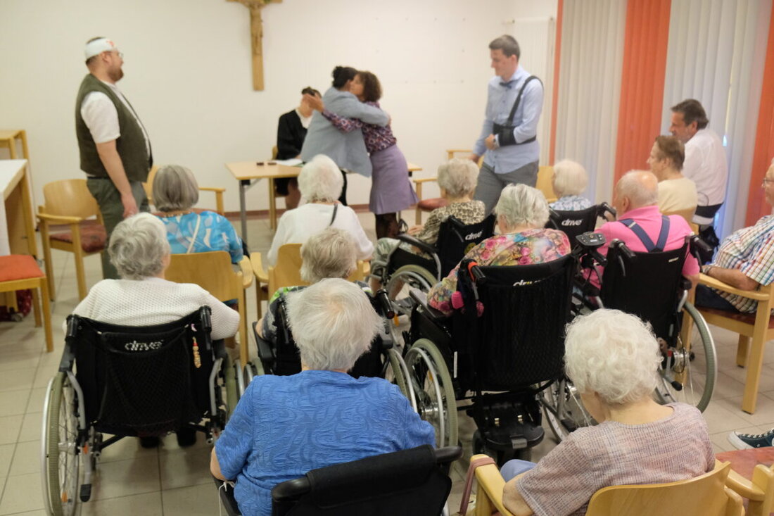 Eschenbach. Im BRK-Seniorenheim sorgte die Eschenbacher Laienspielgruppe mit einem heiteren Theaterabend für Abwechslung. Zwei Sketche, viel Frohsinn und ein Happyend begeisterten die Bewohner.
