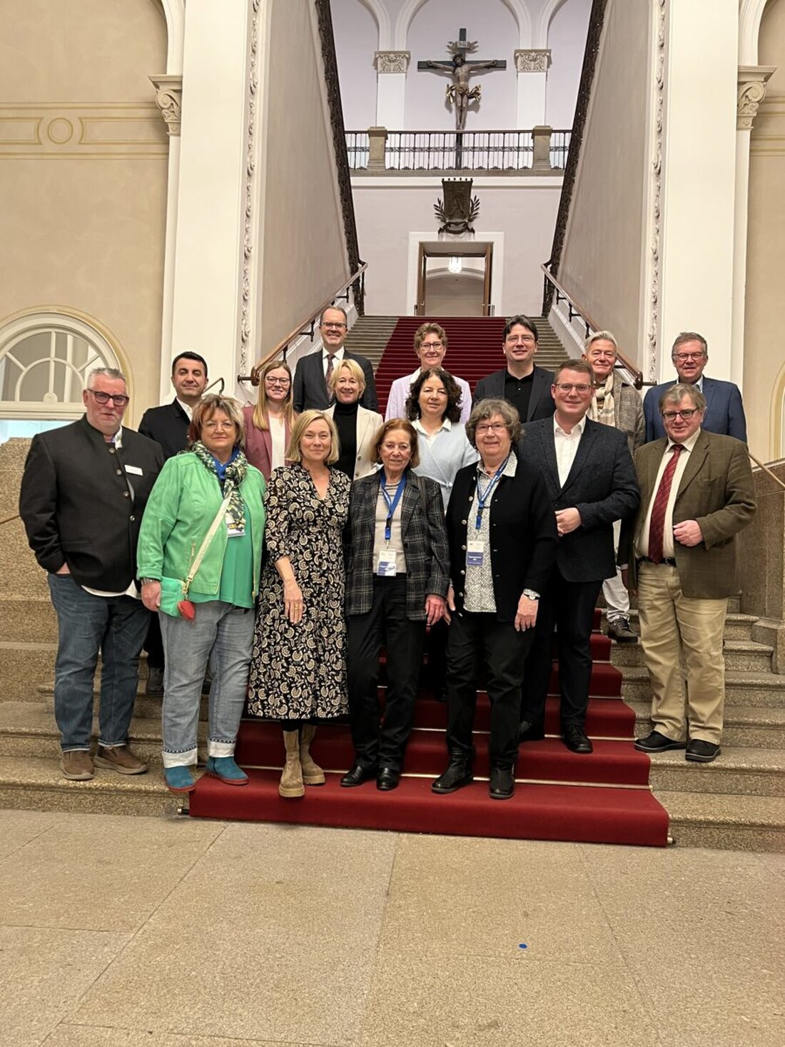 Weiden. Der Landesseniorenrat Bayern diskutierte im Bayerischen Landtag mit der SPD-Fraktion über Herausforderungen und Ziele in der Seniorenarbeit. Ziel ist die Verbesserung der Lebensqualität älterer Menschen und die Forderung nach kommunaler Pflichtaufgabe für Seniorenarbeit.