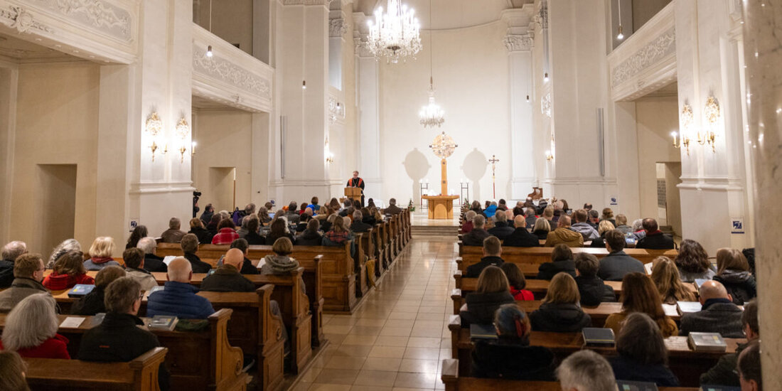 Amberg. Vom 23. bis 26. November 2025 tagt die Landessynode der Evangelisch-Lutherischen Kirche in Bayern im ACC; im Fokus: Haushalt und Landesstellenplanung 2026. Öffentlichkeit willkommen im Plenum und per Livestream.