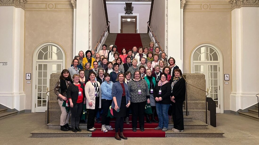 Auf Einladung der Weidener Landtagsabgeordneten Laura Weber besuchten Landfrauen aus Amberg und Neumarkt den Bayerischen Landtag. Sie diskutierten vor allem über die Energiewende.