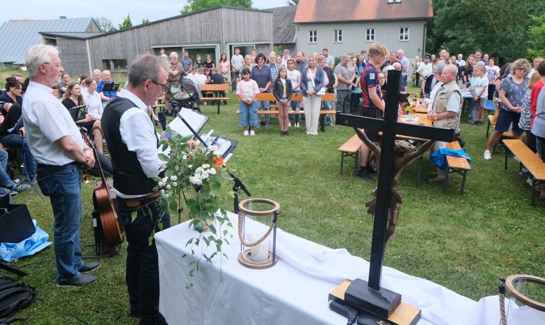 Floß/Flossenbürg/Plößberg. Die evangelische Kirchengemeinde St. Johannes Baptista zeigte beim Open-Air-Gottesdienst "Das Schlüsselloch" Gemeinschaft und Glauben. Über 200 Gläubige versammelten sich in Kalmreuth, wo auch Präparanden vorgestellt wurden.