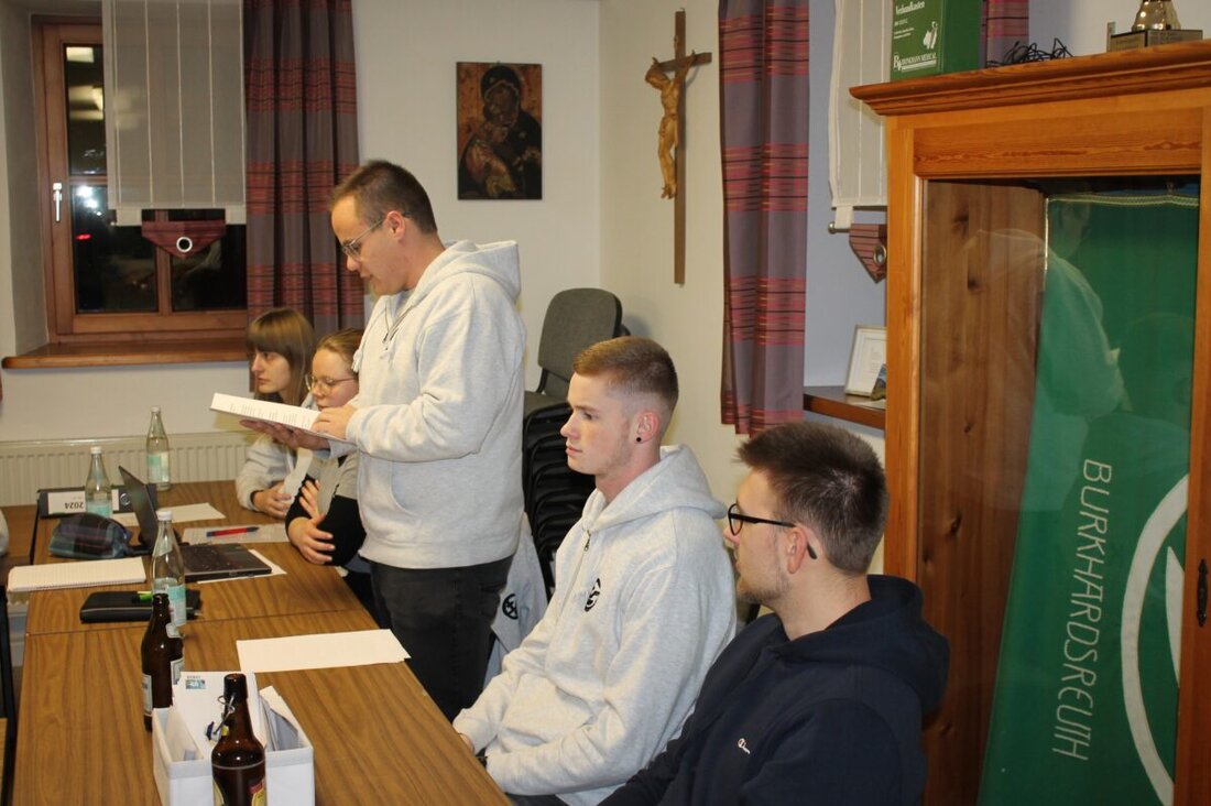 Burkhardsreuth. Die Katholische Landjugend Burkhardsreuth zog bei ihrer Hauptversammlung eine positive Jahresbilanz und plant den Bau eines Faschingswagens für 2025. Die Aktivitäten umfassten u.a. die Nikolausaktion und die Christbaumaufstellung.