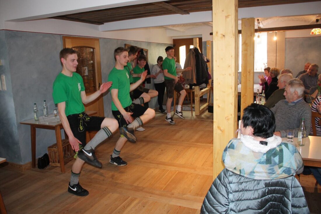 Burkhardsreuth. Die Katholische Landjugend lud beim Seniorennachmittag in der Wirti 60 Gäste zu Kuchen, Bingo und Schuhplattlern ein. Am Karsamstag um 21 Uhr gibt es Osterlammgebäck; am 11. April ab 9 Uhr Altkleidersammlung.