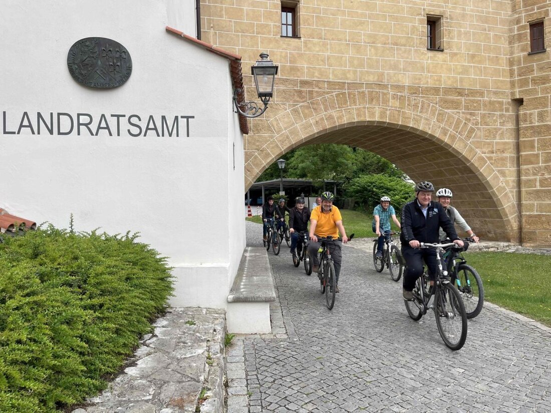Amberg/Amberg-Sulzbach. Der Landkreis Amberg-Sulzbach ruft vom 23. Juni bis 13. Juli zum "Stadtradeln" auf, um Bürger zum häufigeren Fahrradfahren zu motivieren. Landrat und Klimaschutzkoordinator fördern damit Gesundheit und Umweltschutz, Preise und Wettbewerbe sollen zusätzliche Anreize schaffen.