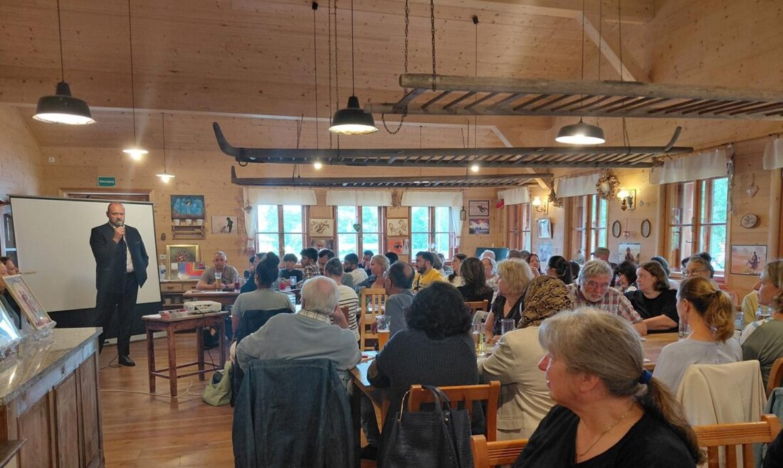 Parkstein/Neustadt/WN. Zum "Leinerbauern" in Oed bei Parkstein hatte der Landkreis Neustadt/WN zur jährlichen Dankesveranstaltung für ehrenamtlich Engagierte in der Flüchtlings- und Integrationsarbeit eingeladen. 