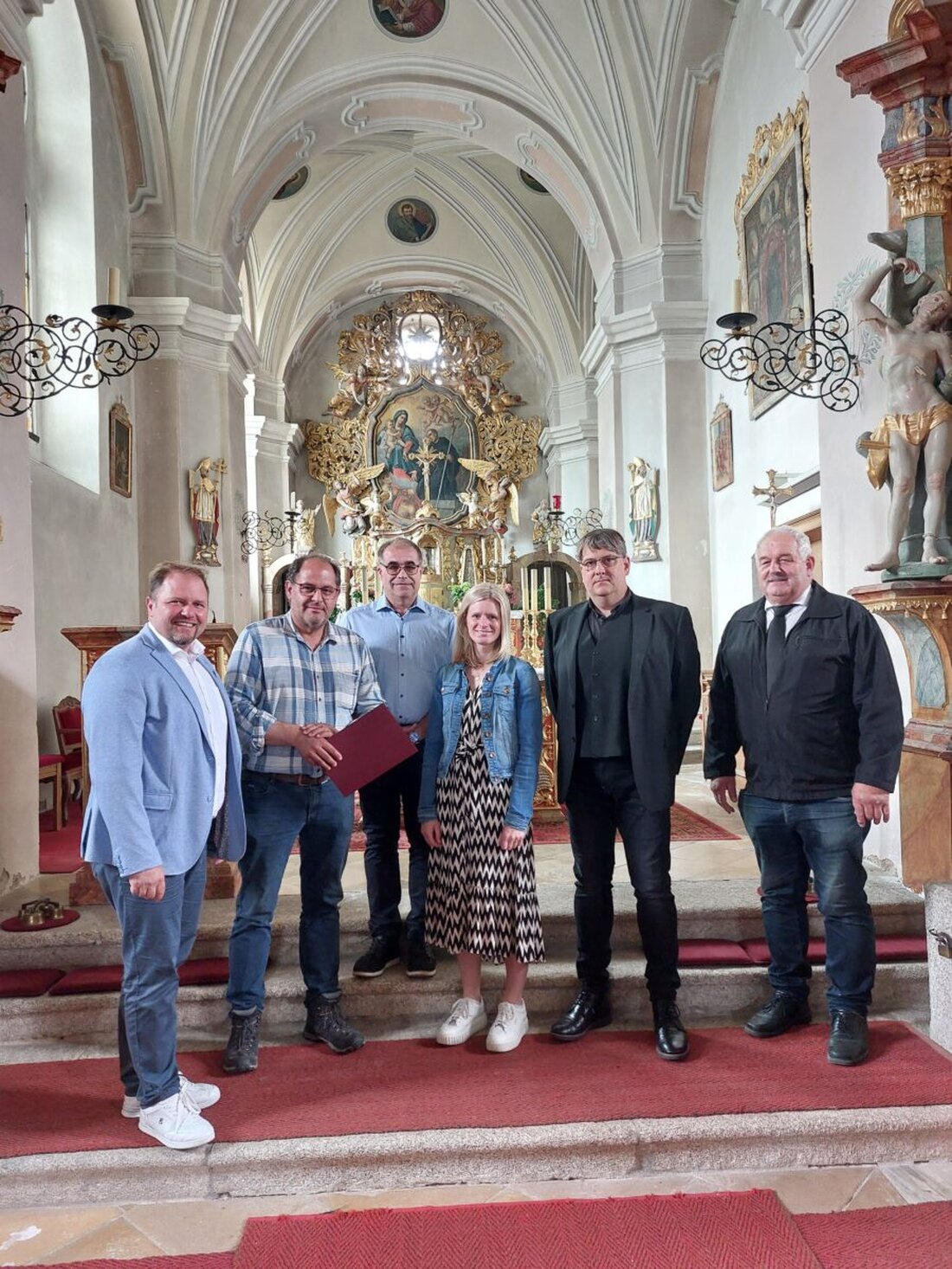 Leonberg. Der Landkreis Tirschenreuth unterstützt die Renovierung der Pfarrkirche mit einer Spende von 1.000 Euro. Landrat Hubert Schicker übergab den Scheck, angeregt von Kreisrat Max Zintl.