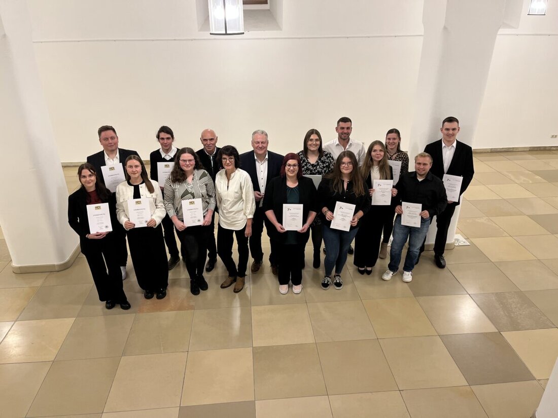 Amberg-Sulzbach. Das BSZ Sulzbach-Rosenberg ehrte 13 Jahrgangsbeste mit 5 Staatspreisen und 8 weiteren Preisen und Landrat Reisinger lobte sie als Leistungsträger der Region.
