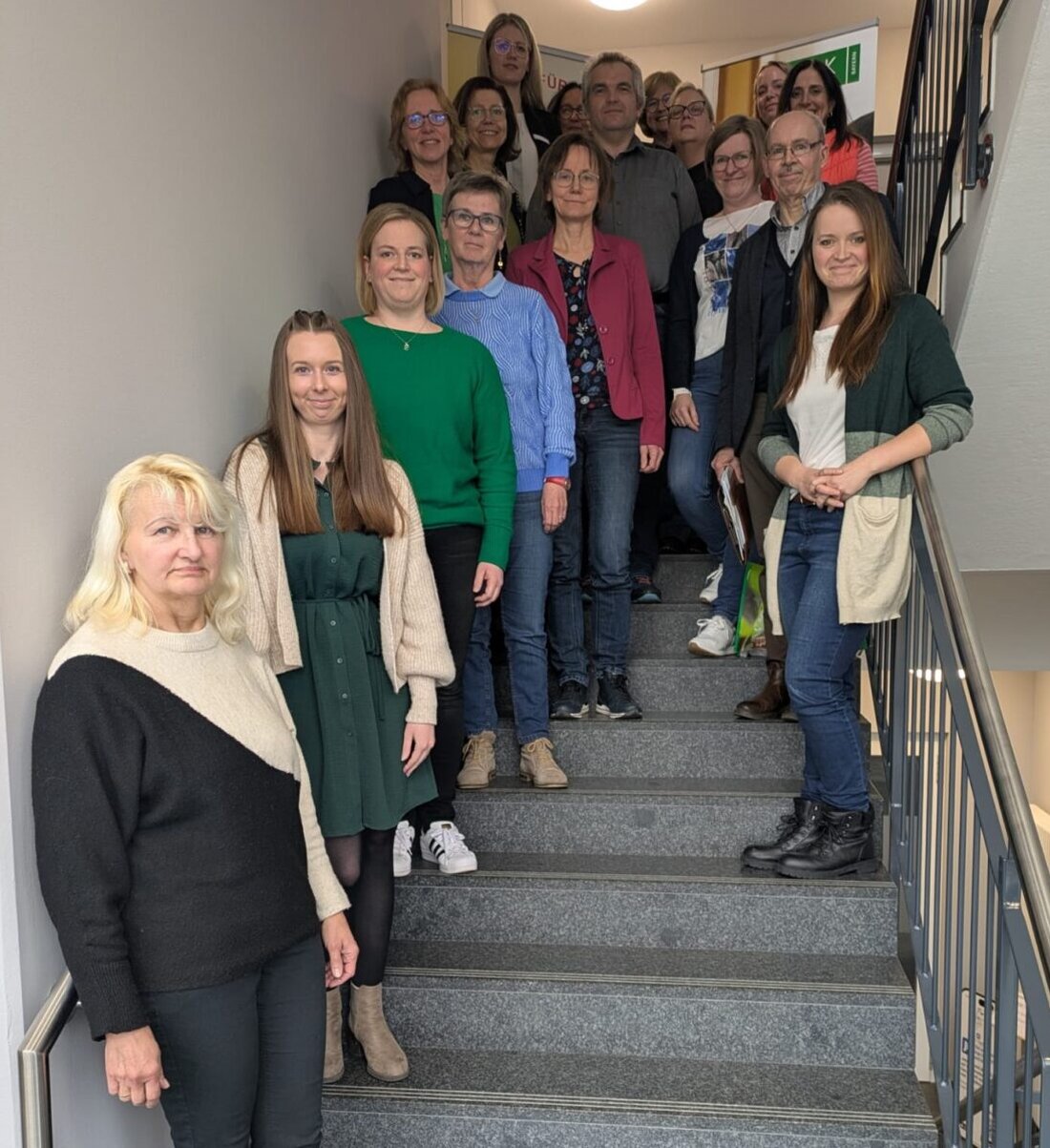 Tirschenreuth. Ein erstmalig durchgeführtes Seminar bildete betriebliche Pflegelotsen aus, um die Vereinbarkeit von Beruf und Pflege zu unterstützen. Das Angebot stieß auf große Resonanz in verschiedenen Branchen.