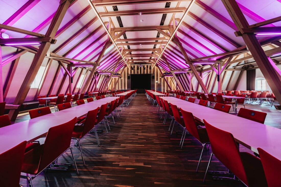 Theuern. Mit Eleganz und Stil den Winter genießen – der Landkreisball lädt ein! In dem prachtvollen Ambiente des Kultur-Schlosses Theuern steht bald ein Event an, das die Herzen aller Tanz- und Kulturliebhaber höher schlagen lässt.