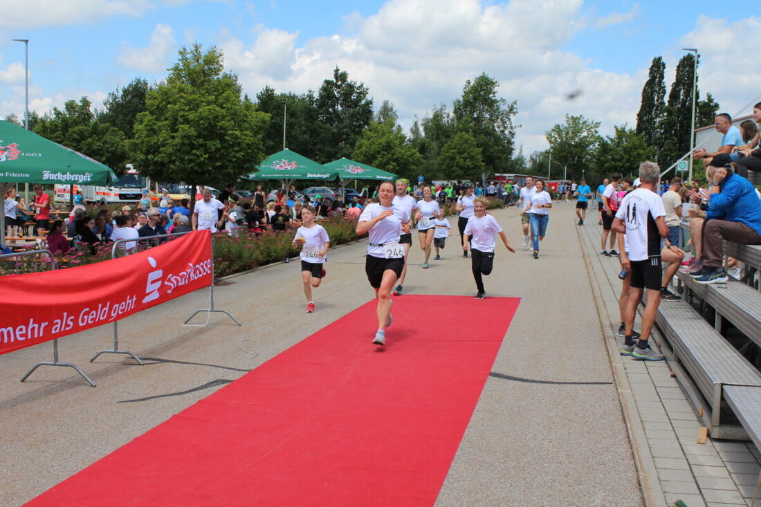 Schwandorf/Maxhütte-Haidhof. Die Vorbereitungen zum 17. Landkreislauf Schwandorf sind auf der Zielgeraden, alles ist bereit: Am Samstag, den 24. Mai 2025, legen die angemeldeten Läuferinnen und Läufer fast 58 Kilometer Laufstrecke zurück, die Walker machen sich zu einer 16 Kilometer langen Walkingstrecke auf.