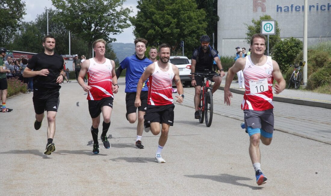 Schwandorf. Der Landkreislauf 2025 findet am 24. Mai statt, mit Start in Rottendorf und Münchshofen, um Menschen aller Altersklassen zur Teilnahme zu motivieren. Es handelt sich um die 17. Ausgabe dieser Breitensportveranstaltung, die eine Gesamtstrecke von etwa 58 km für Läufer und 17 km für Walker bieten wird.