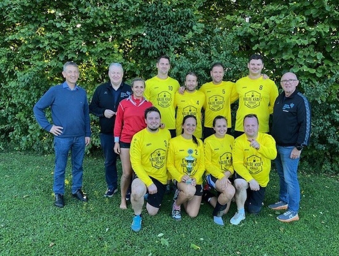 Ursensollen. Die 38. Landkreismeisterschaft im Faustball mit zwölf Hobbyteams sah "Halbe Kraft Voraus" als Sieger vor "Metropole Haag" und bot bei bestem Wetter ein familienfreundliches Fest.